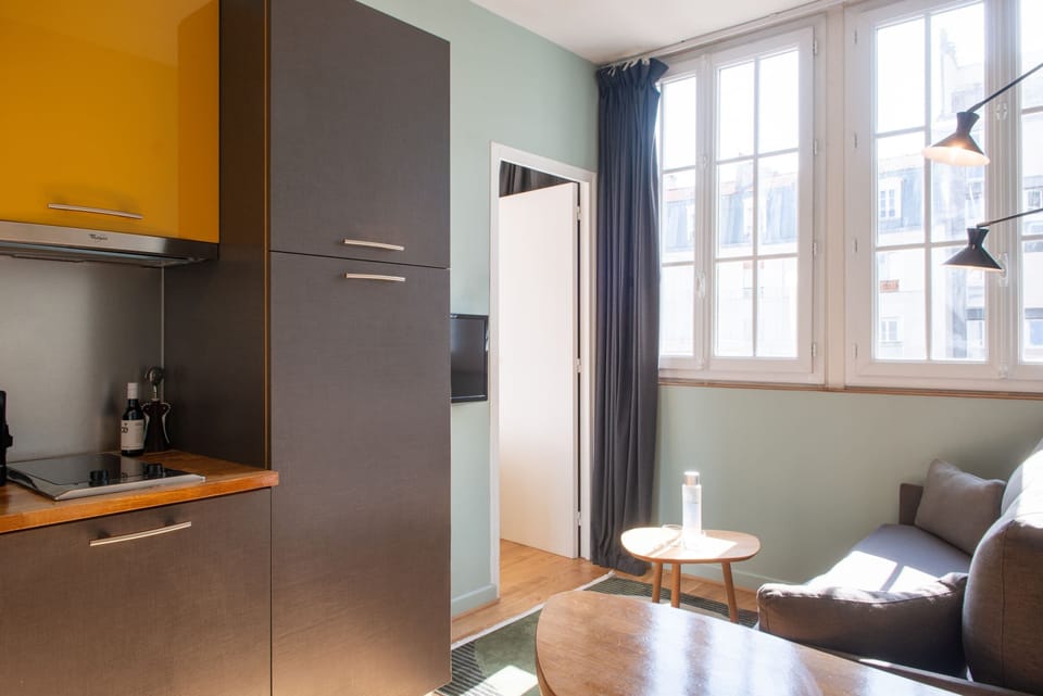 Suite junior | Minibar, in-room safe, desk, blackout drapes