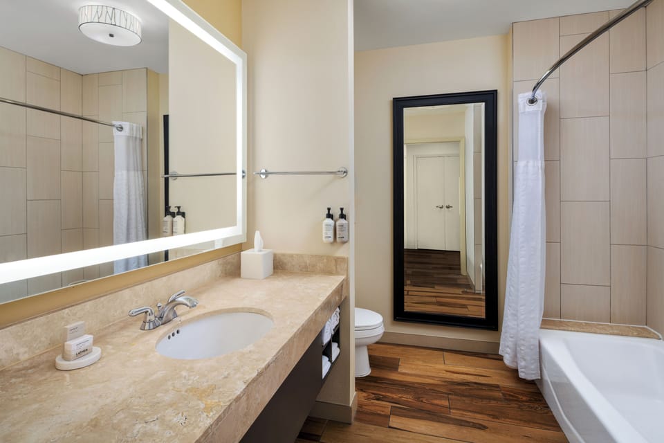 Junior Suite, Balcony, Lake View | Bathroom | Combined shower/tub, free toiletries, hair dryer, towels