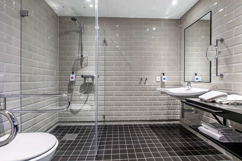 Standard Twin Room, Non Smoking | Bathroom | Free toiletries, hair dryer, heated floors, towels
