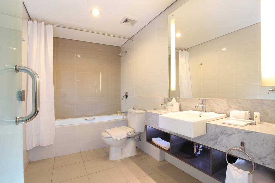 Grand Deluxe Room | Bathroom | Shower, slippers, towels