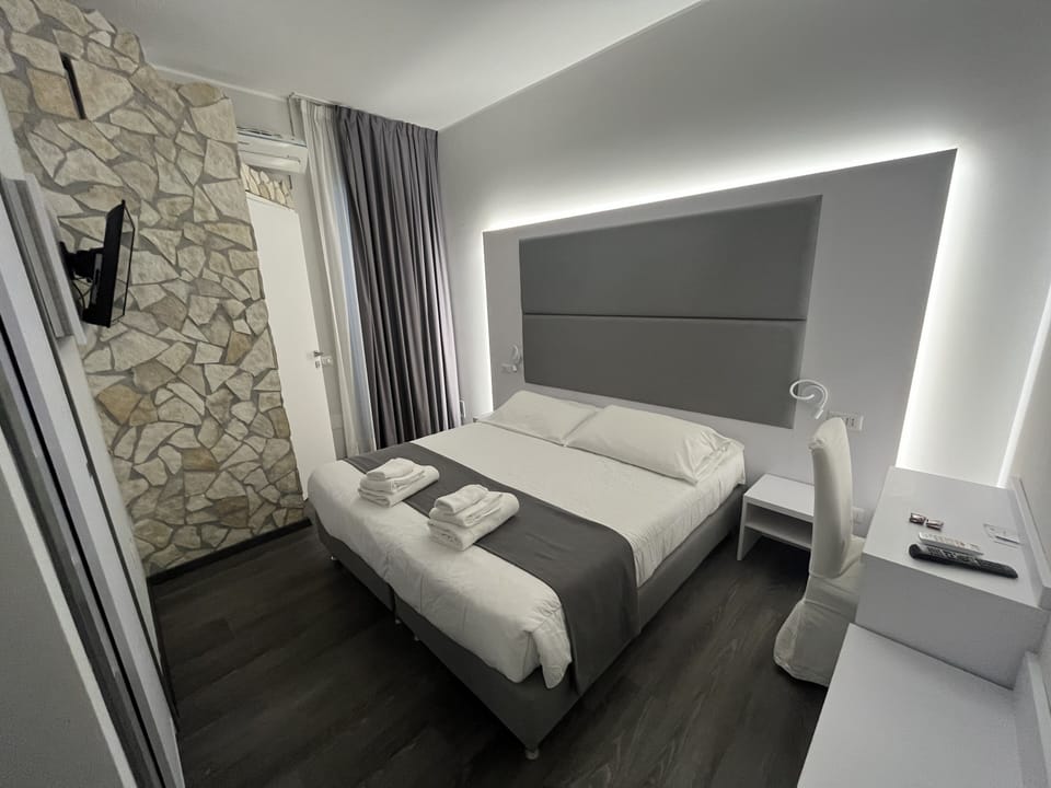 Standard Double Room, 1 Double Bed | Premium bedding, pillowtop beds, minibar, desk