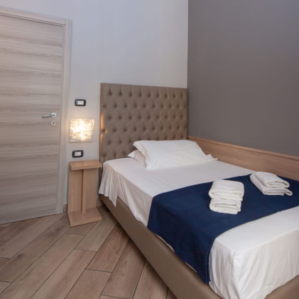 Economy Double Room, 1 Large Twin Bed, Non Smoking, Private Bathroom | Desk, blackout drapes, free WiFi, bed sheets