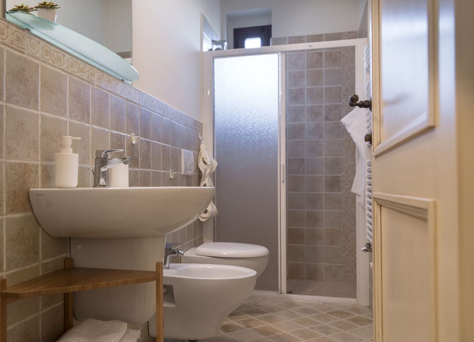 Classic Apartment, Private Bathroom (Cielo - Terra) | Bathroom | Shower, hair dryer, towels, soap