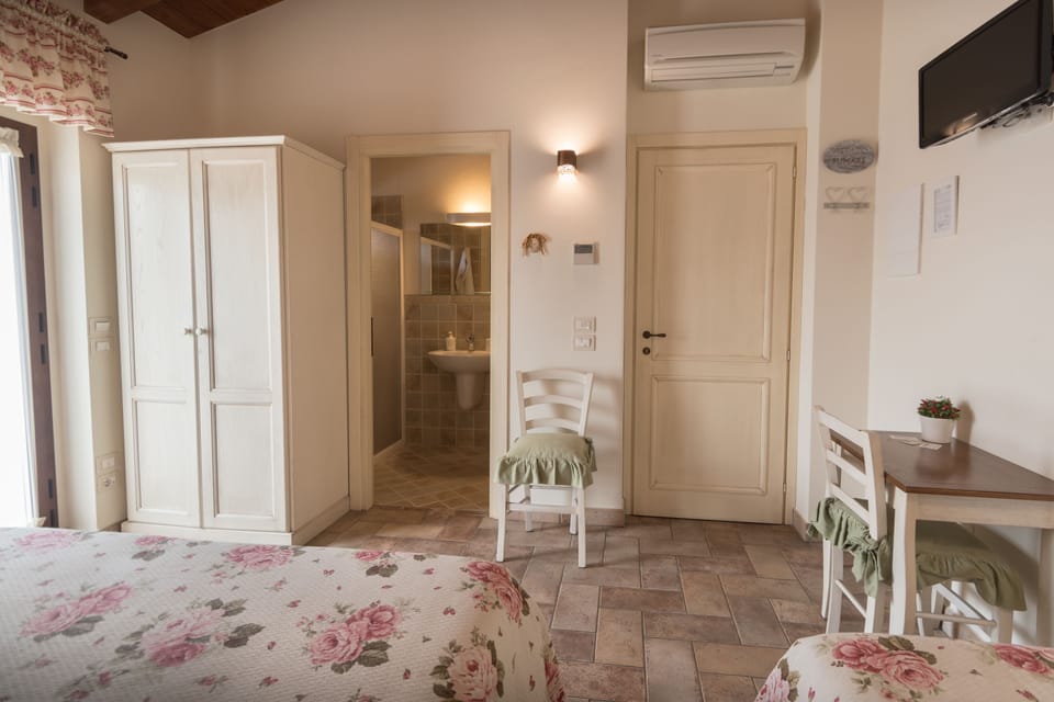 Classic Triple Room, Private Bathroom (Fuoco) | Individually furnished, desk, soundproofing, cribs/infant beds