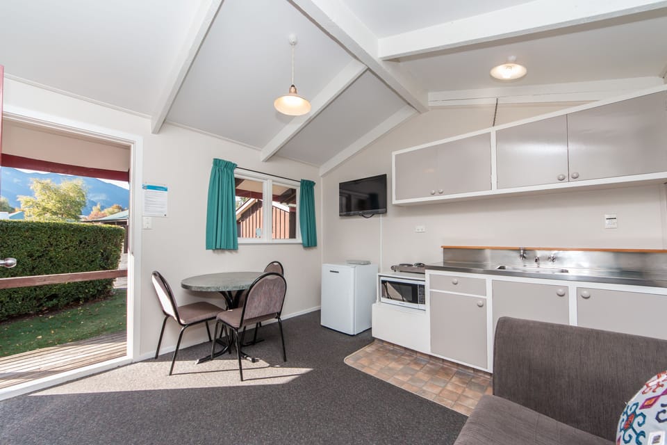 Kitchen Cabin - Sleeps 4 | In-room safe, blackout drapes, WiFi (free)