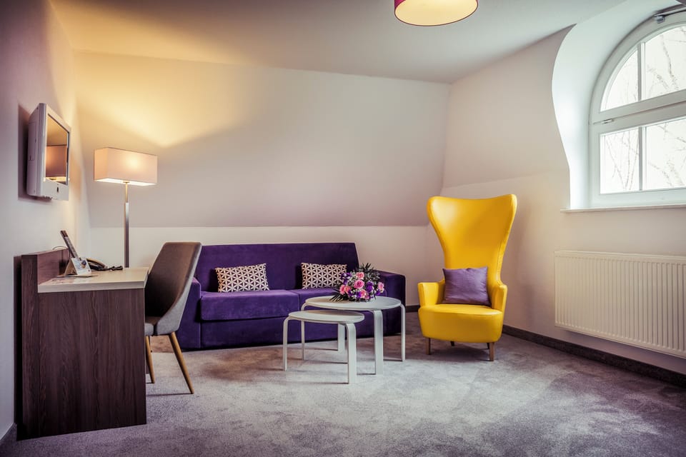 In-room safe, desk, soundproofing, cribs (surcharge)