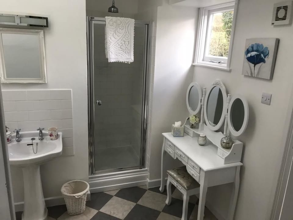 Superior King Room | Bathroom | Combined shower/tub, free toiletries, hair dryer, slippers