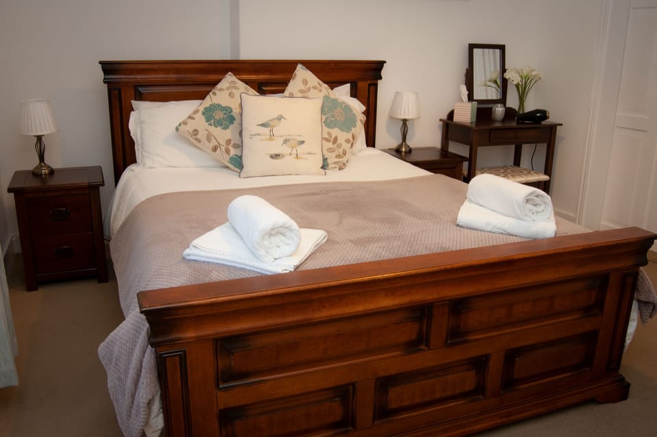 Deluxe King Suite | Hypo-allergenic bedding, individually decorated, individually furnished