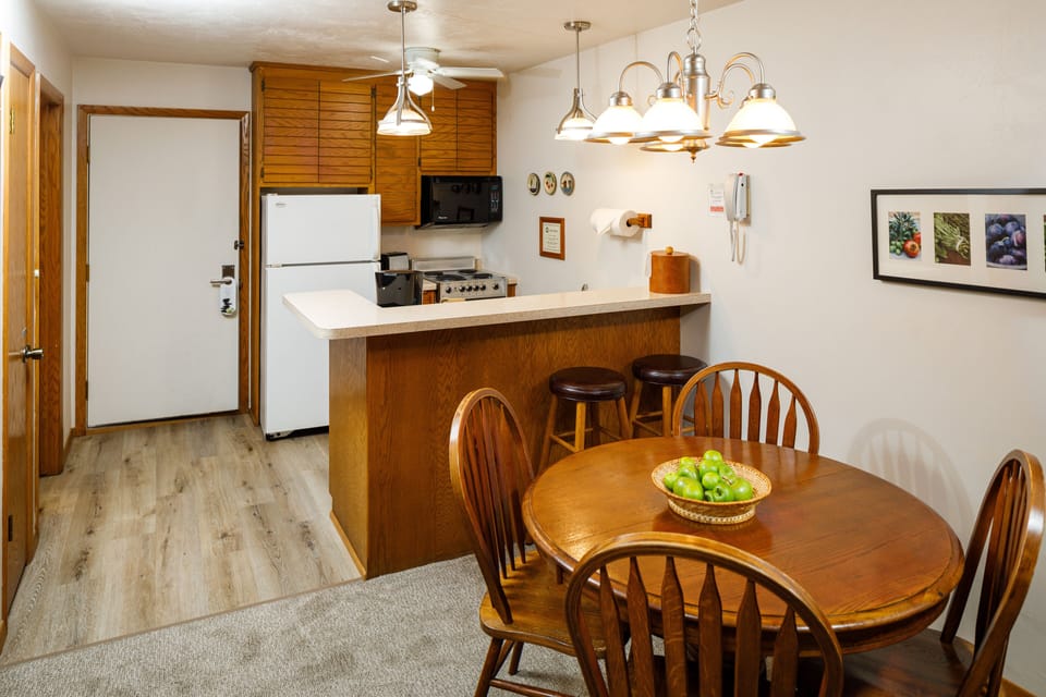 Fridge, microwave, stovetop, dishwasher