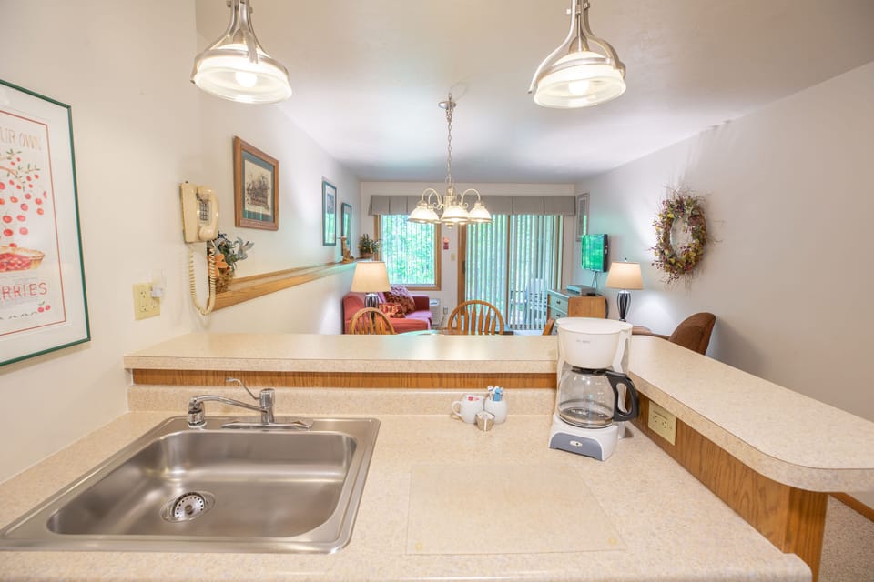 Standard Suite, 1 Queen Bed, Non Smoking (One Bedroom) | In-room dining