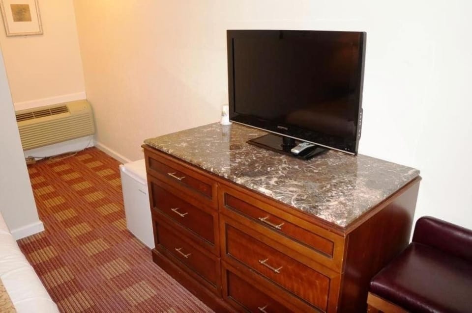 Iron/ironing board (on request), WiFi (free), bed sheets