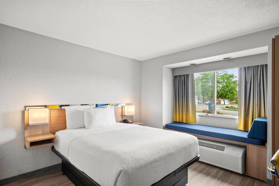 Standard Room, 1 Queen Bed | Desk, iron/ironing board, free cribs/infant beds, free WiFi