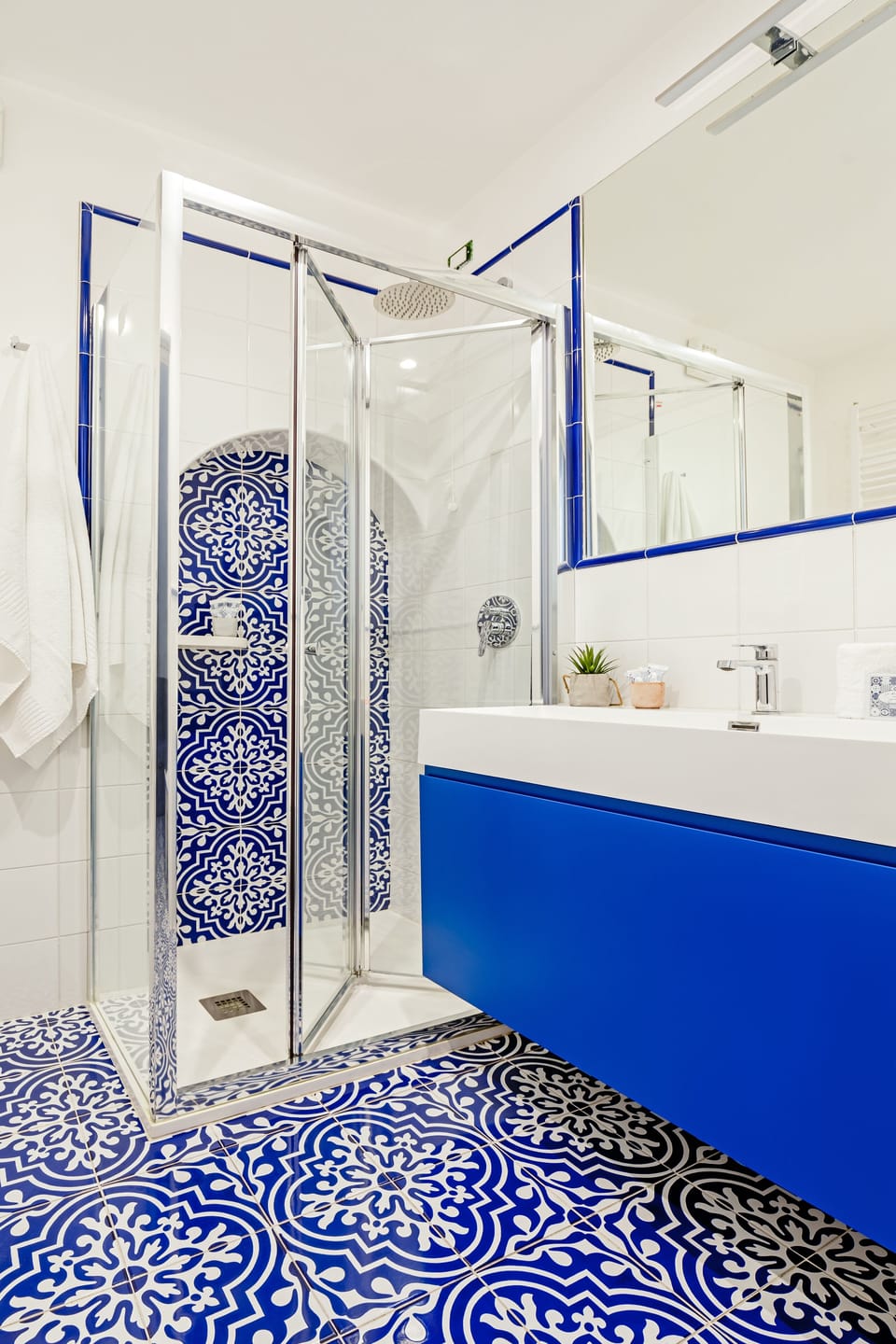 Shower, rainfall showerhead, free toiletries, hair dryer