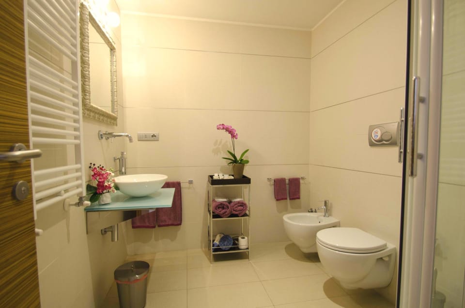 Shower, rainfall showerhead, free toiletries, hair dryer