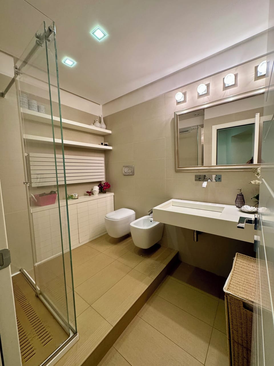 Shower, rainfall showerhead, free toiletries, hair dryer