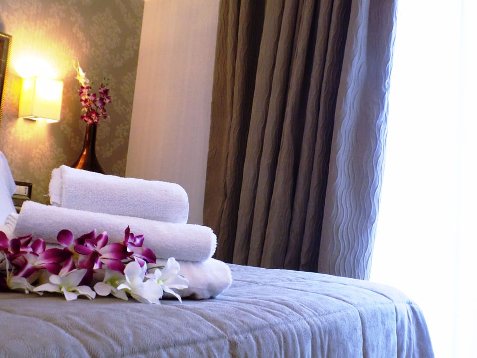 Premium bedding, in-room safe, desk, blackout drapes
