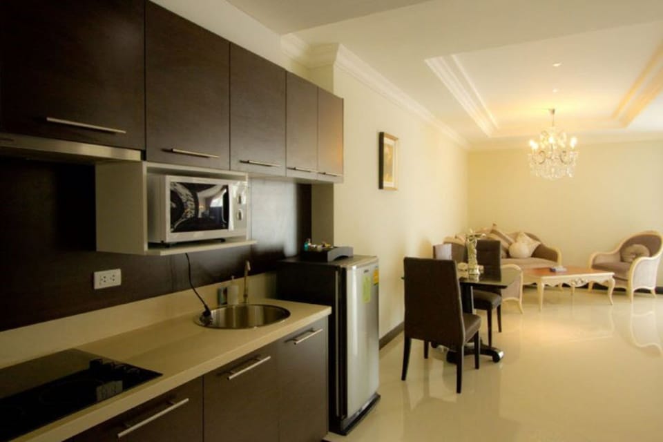Full-size fridge, microwave, coffee/tea maker