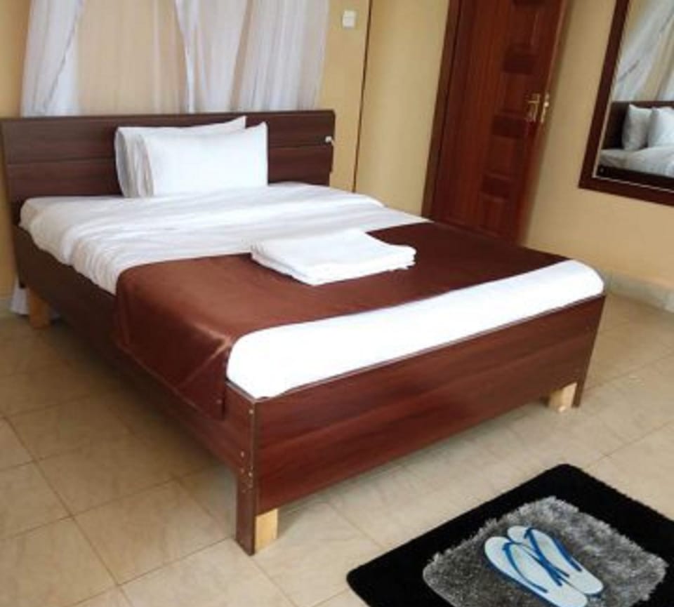 Standard Room | Desk, bed sheets
