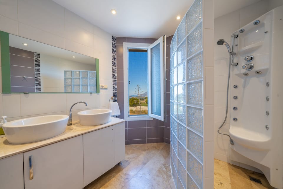 Deluxe Room, Sea View | Bathroom | Shower, hair dryer, towels, soap