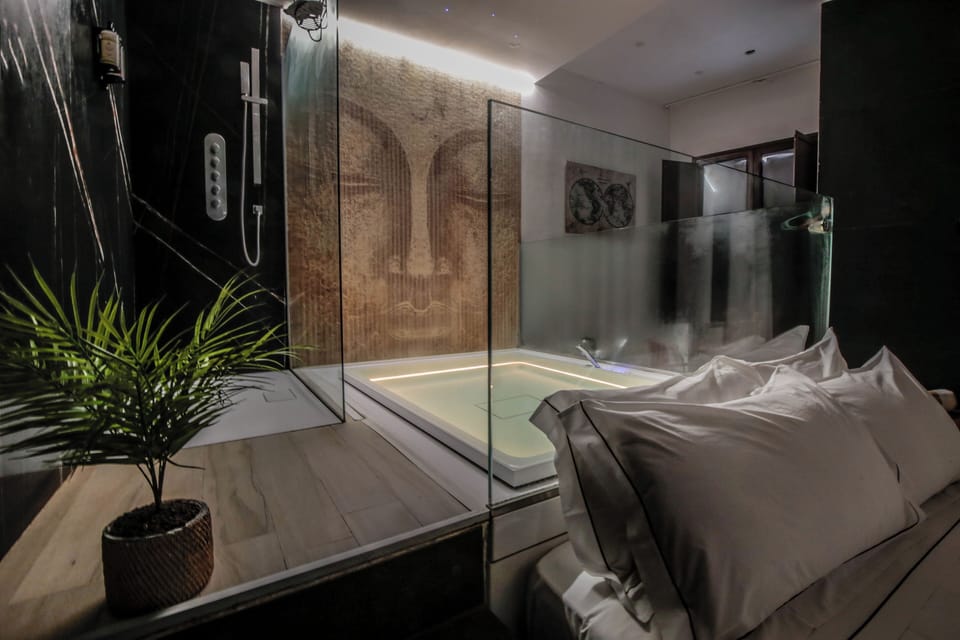 Design Suite | Minibar, in-room safe, desk, soundproofing
