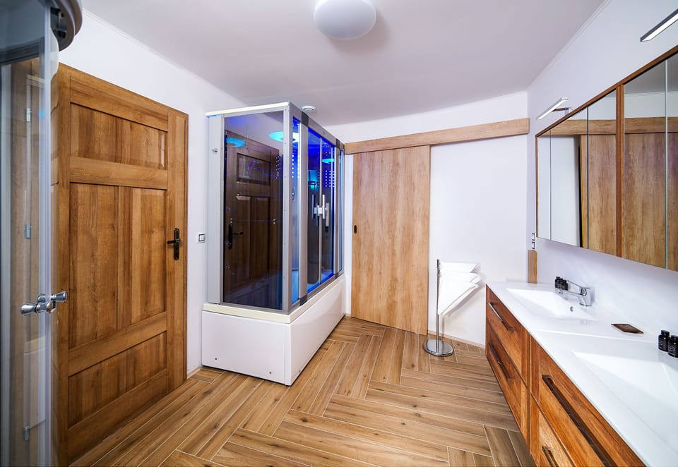 Studio Suite | Bathroom | Free toiletries, towels, soap, shampoo