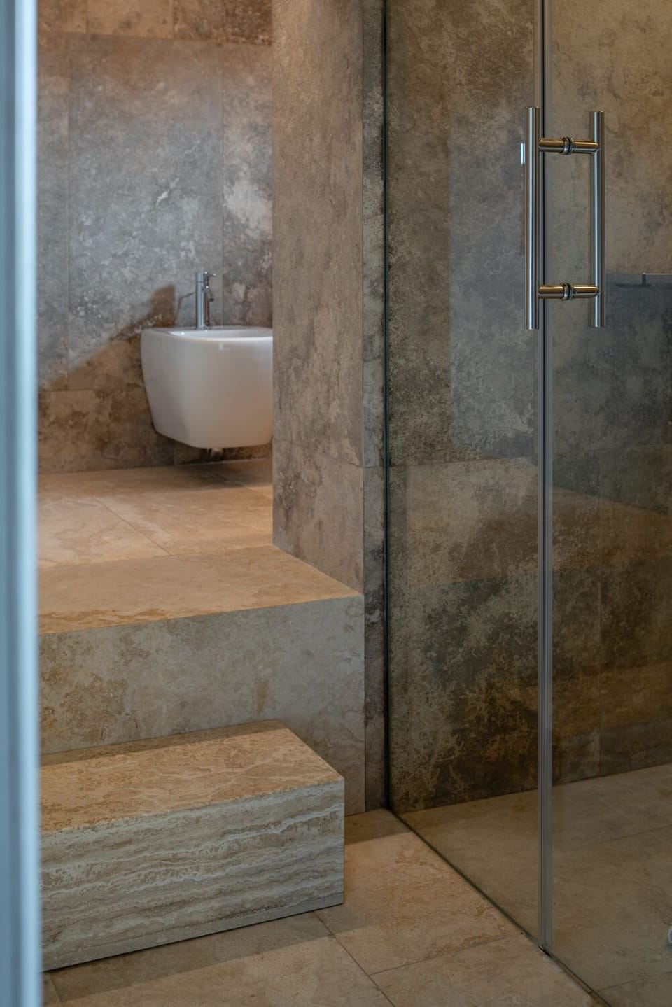 Executive Suite | Bathroom | Free toiletries, hair dryer, bidet, towels