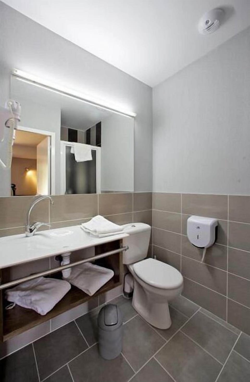 Shower, free toiletries, hair dryer