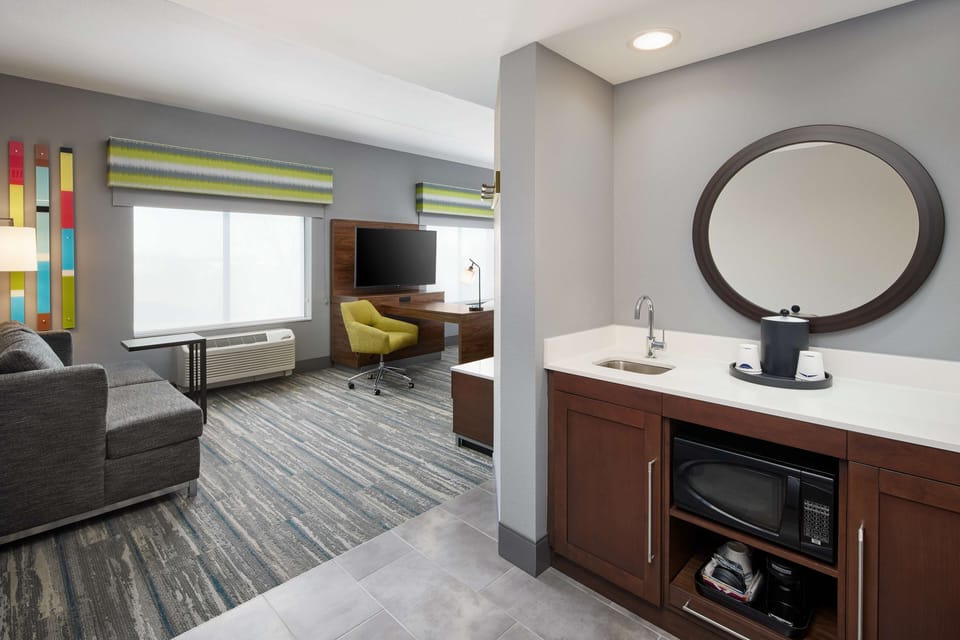 Studio, 1 King Bed, Non Smoking, Refrigerator & Microwave | Living area