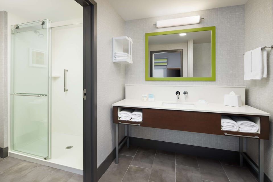 Studio, 1 King Bed, Non Smoking, Refrigerator & Microwave | Bathroom shower