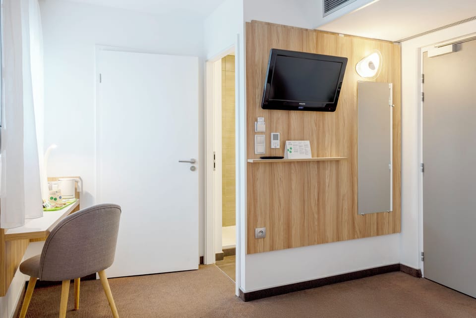 Standard Room, 1 Double Bed | Desk, blackout drapes, soundproofing, iron/ironing board
