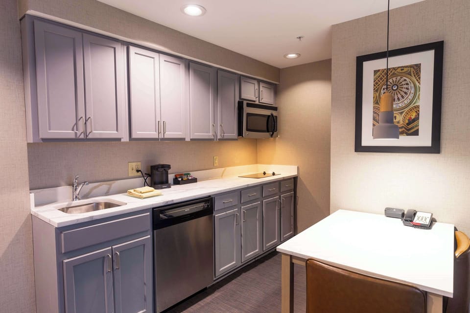 Full-size fridge, microwave, stovetop, dishwasher