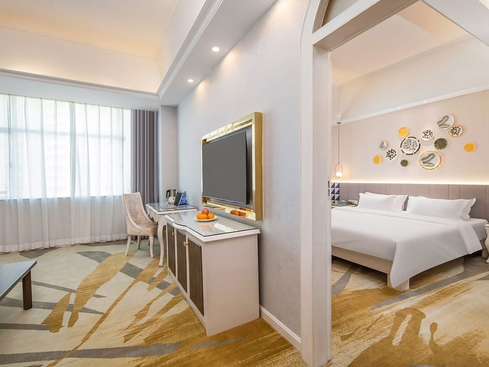 Executive Room | Premium bedding, in-room safe, desk, blackout drapes