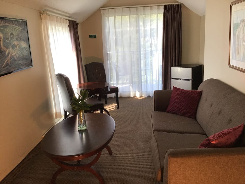 Presidential Room, 1 King Bed, Jetted Tub | Living area | TV