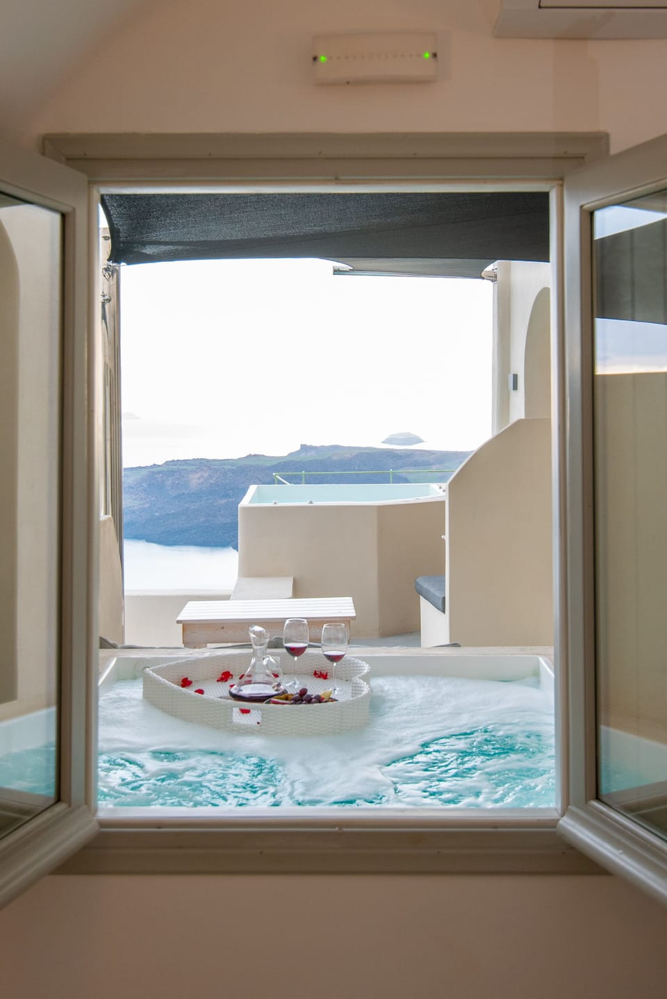 Caldera Cliff Illusion Bed and Breakfast in Thera