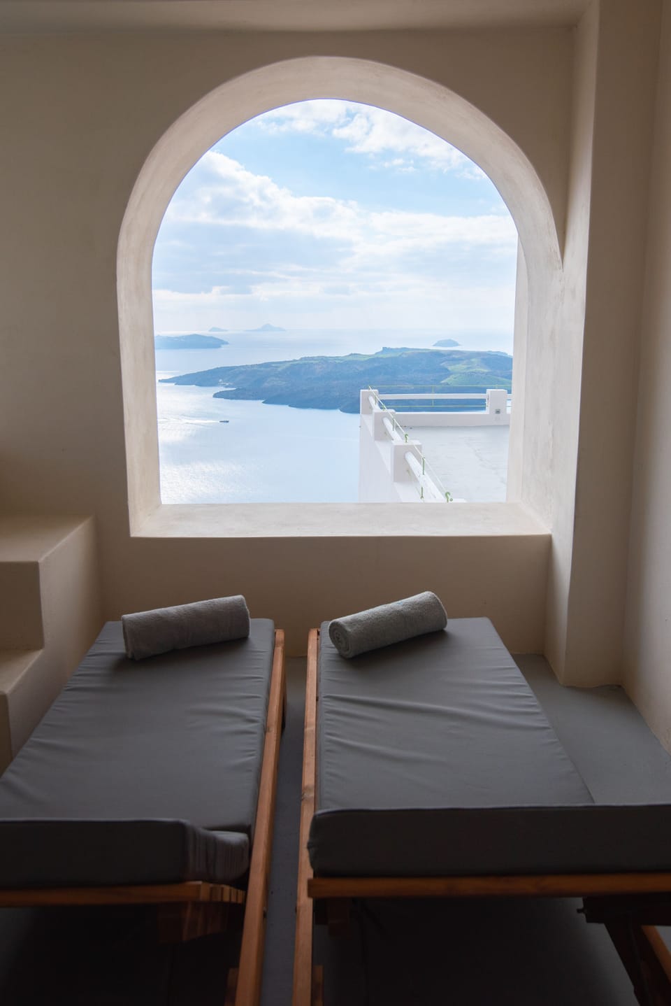 Caldera Cliff Illusion Bed and Breakfast in Thera