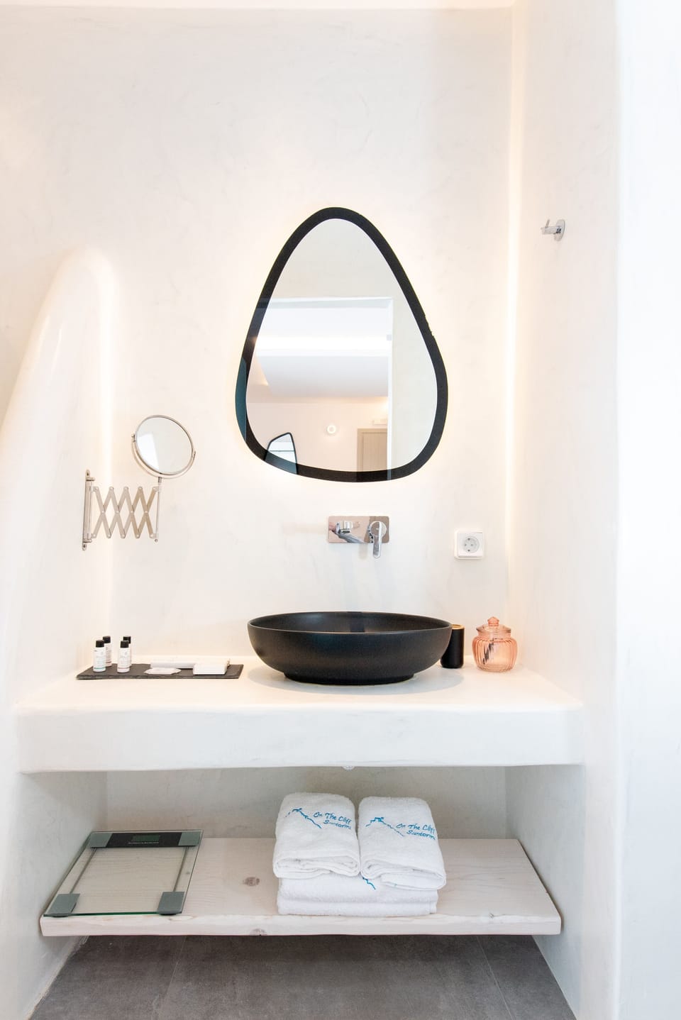 Deluxe Cliff Suite with Caldera View and Outdoor Hot Tub (for 3) | Bathroom | Shower, rainfall showerhead, designer toiletries, hair dryer