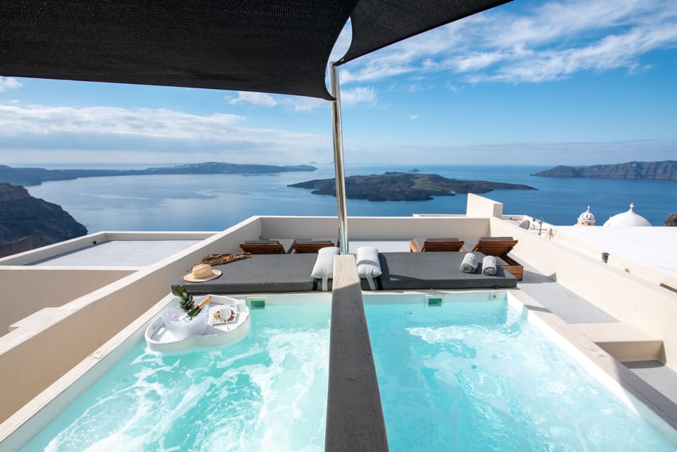 Caldera Cliff Illusion Bed and Breakfast in Thera