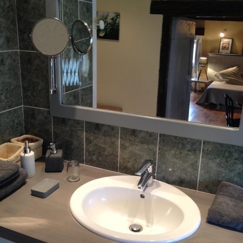 Family Room (Cépages) | Bathroom sink