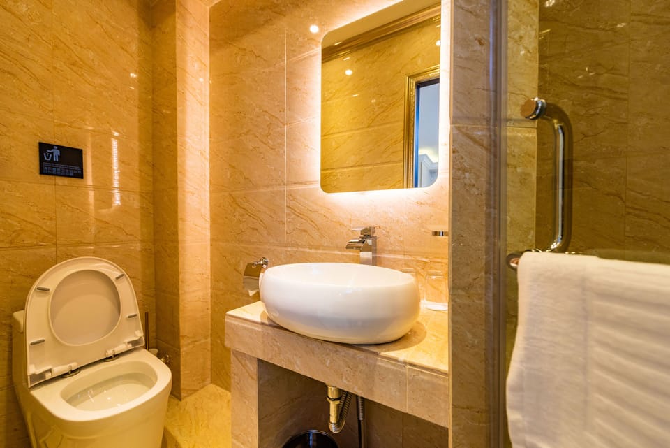 Shower, rainfall showerhead, free toiletries, hair dryer