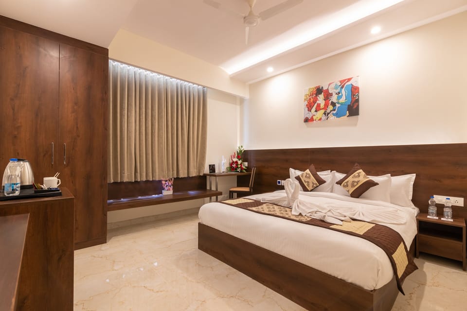 Deluxe Room | Premium bedding, desk, soundproofing, iron/ironing board