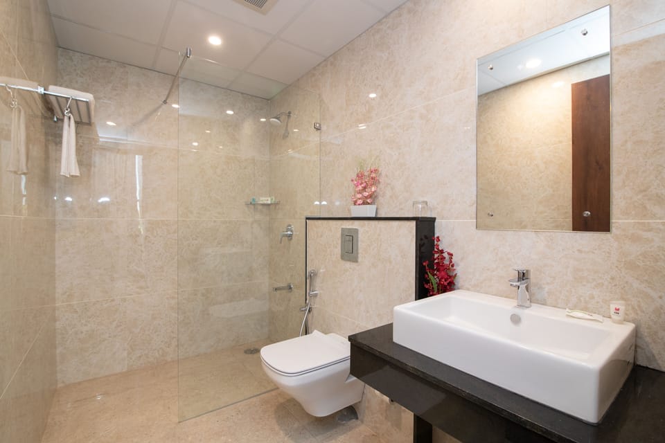 Suite Room | Bathroom | Shower, rainfall showerhead, free toiletries, hair dryer