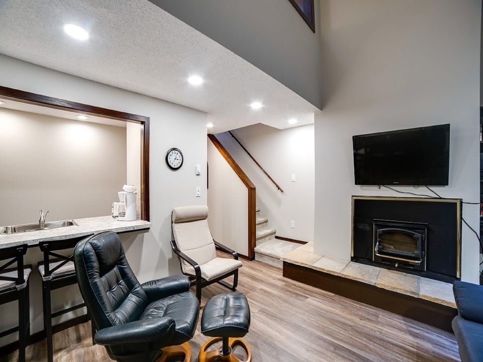 Apartment, 2 Bedrooms, Smoking, Fireplace | Living room