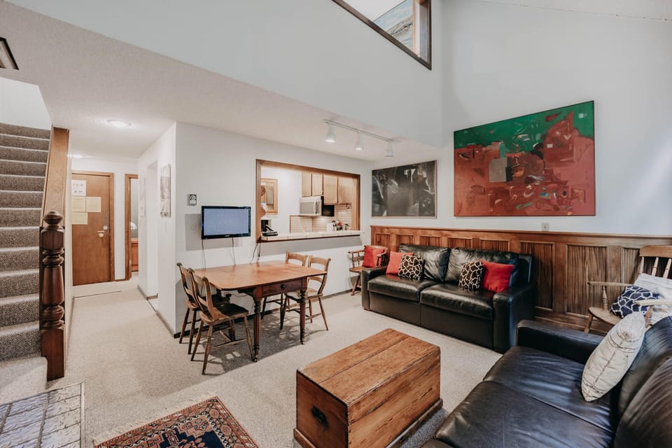 Apartment, 2 Bedrooms, Balcony, Mountain View | Living room