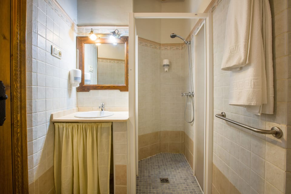 Comfort Double Room, 1 Double Bed | Bathroom | Shower, rainfall showerhead, towels, soap