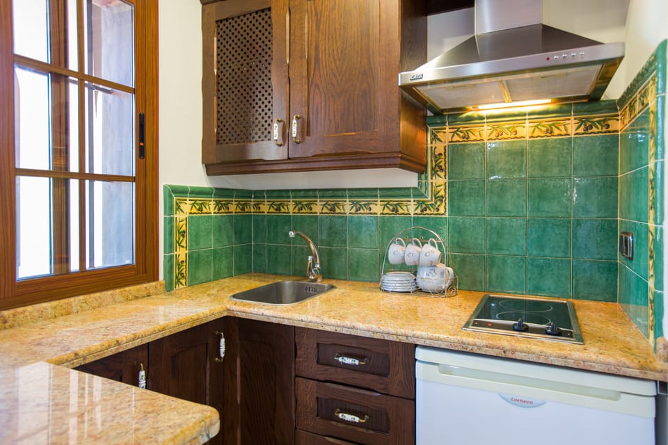 Comfort Studio, 2 Twin Beds, Kitchen | Private kitchen | Mini-fridge, microwave, stovetop, cookware/dishes/utensils