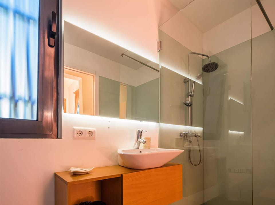 Classic Double Room, Private Bathroom | Bathroom | Shower, free toiletries, hair dryer, towels