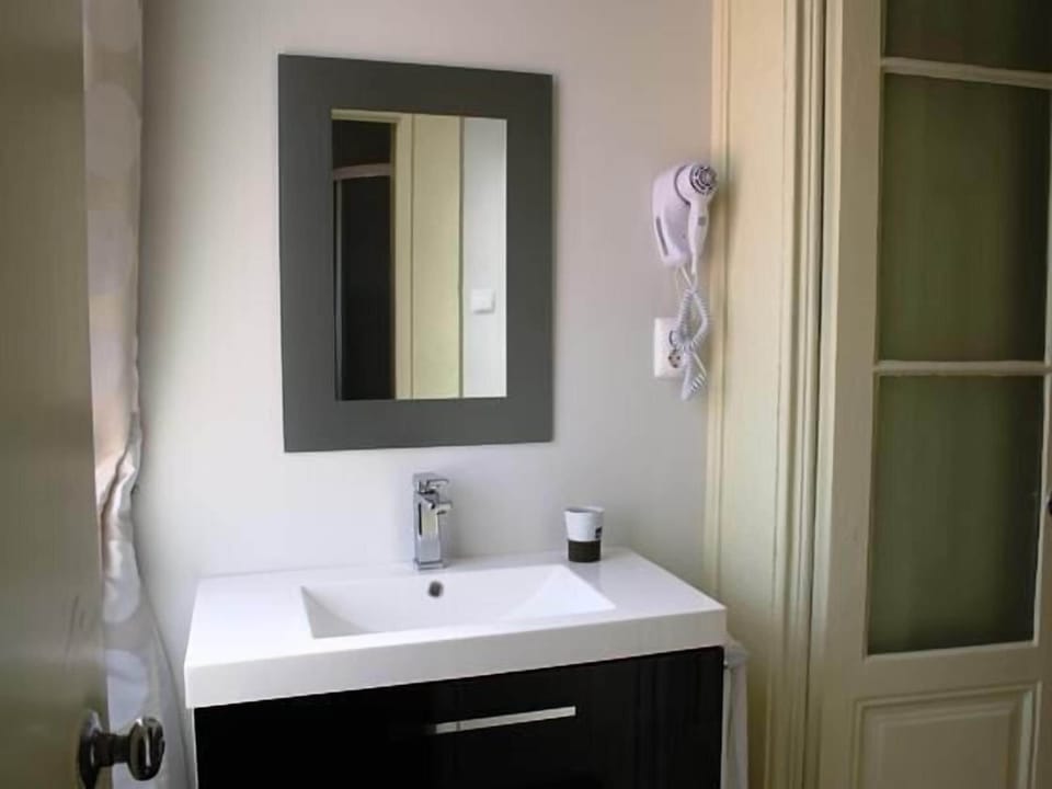 Bathroom sink