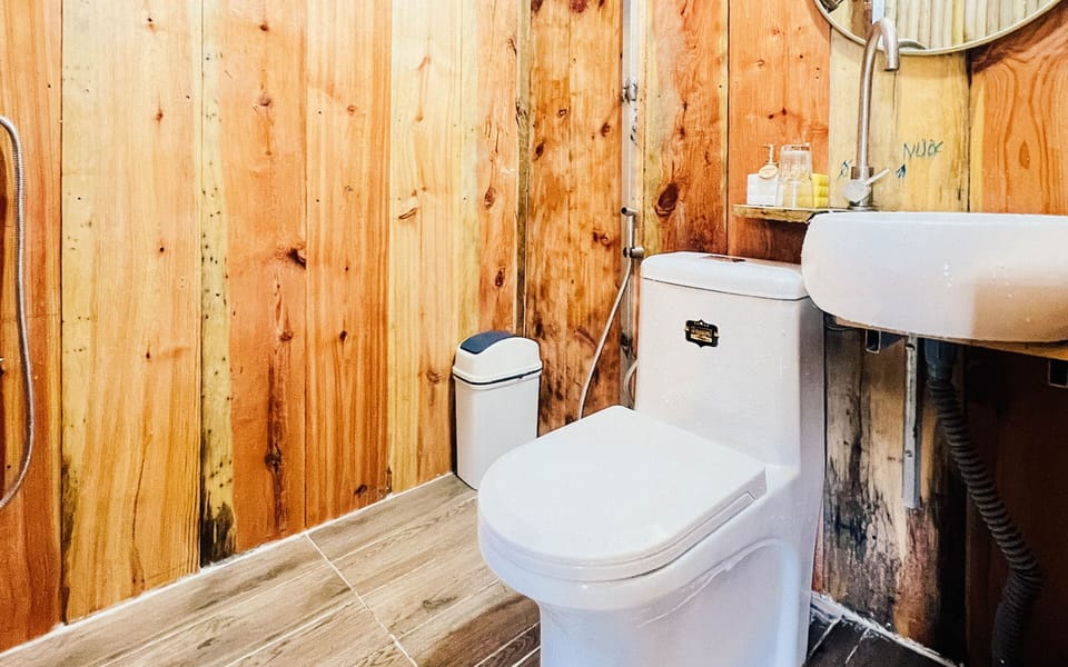Design Single Room | Bathroom | Shower, hydromassage showerhead, free toiletries, hair dryer