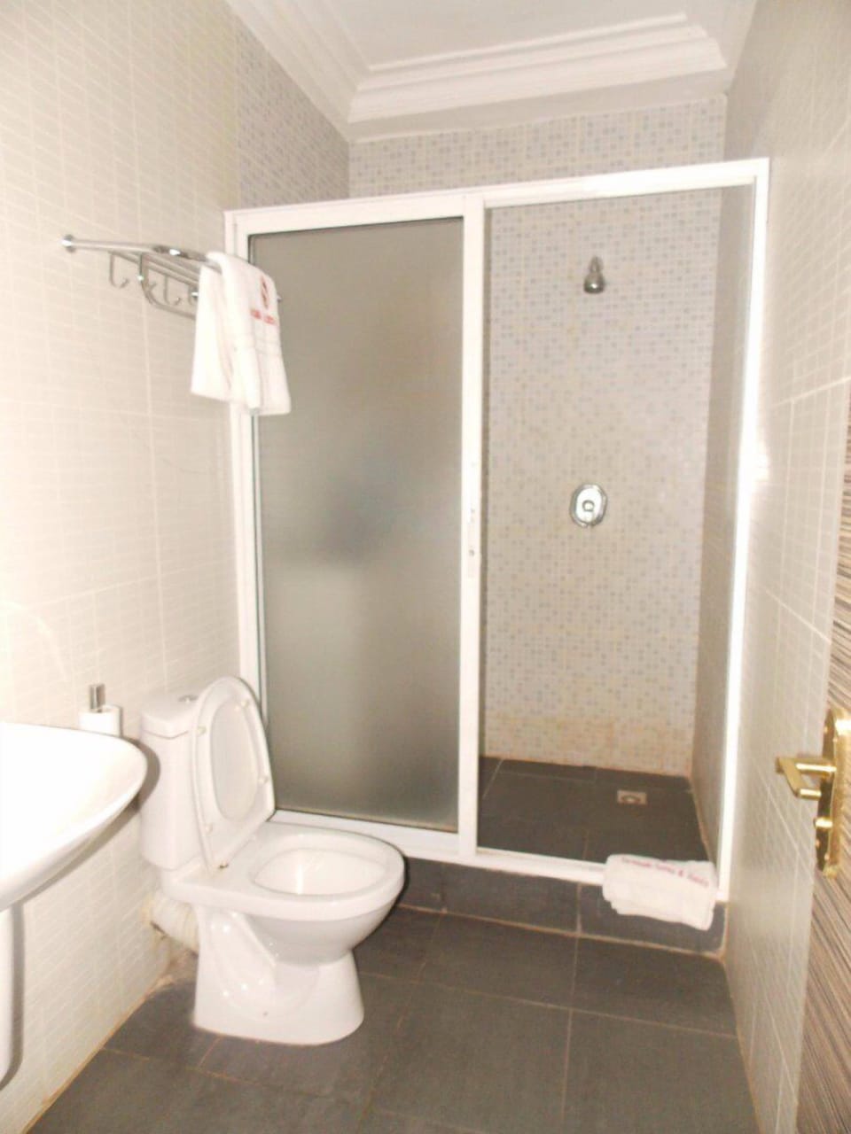 Business Room, 1 Double Bed | Bathroom | Shower, rainfall showerhead, free toiletries, towels