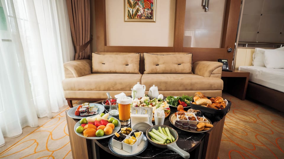 Premium Room | Minibar, in-room safe, desk, soundproofing